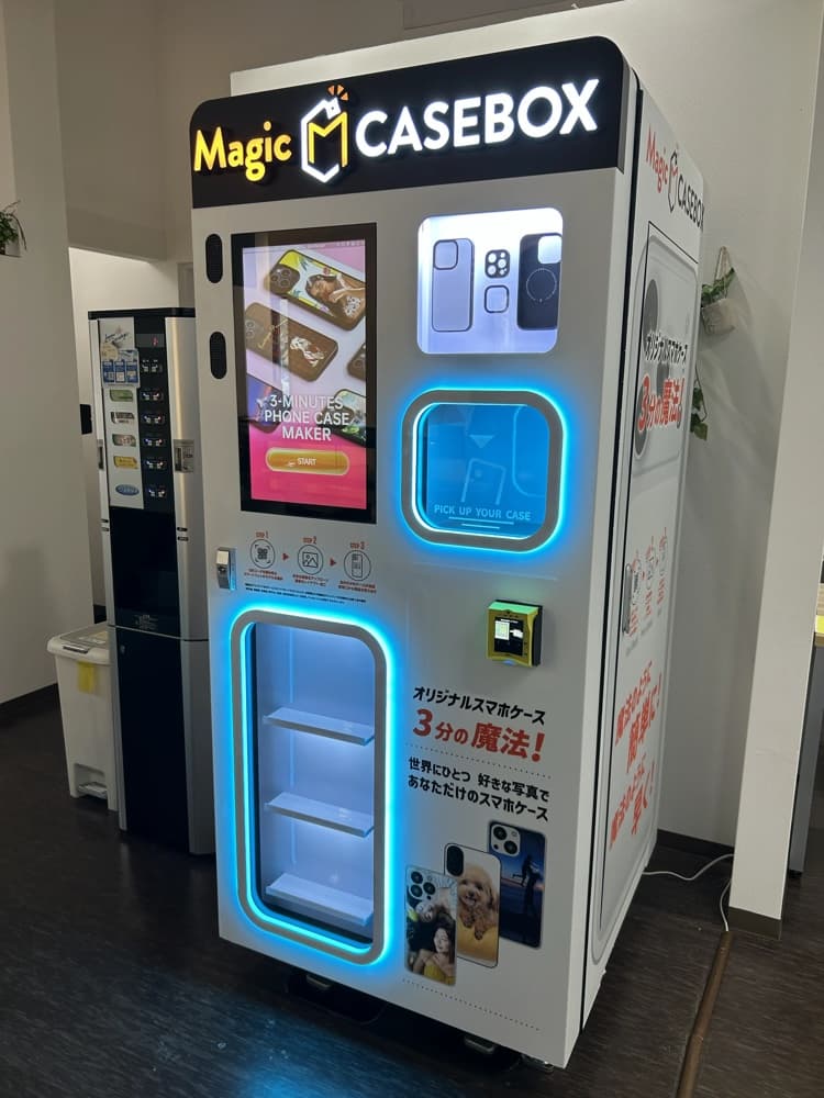0円カフェの店内に設置されたMagic CASE BOX