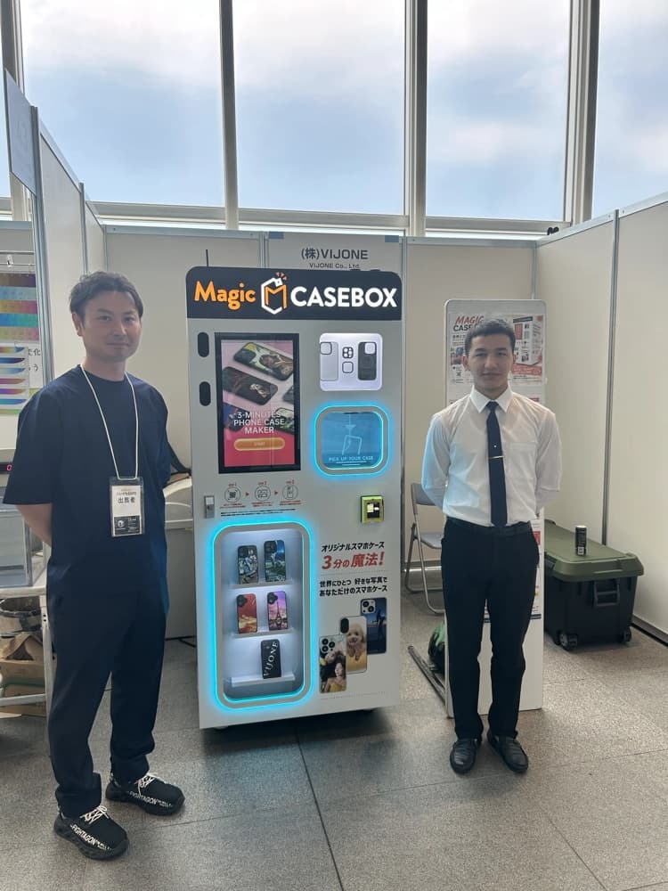 Magic CASEBOXの前に立つVIJONEスタッフ