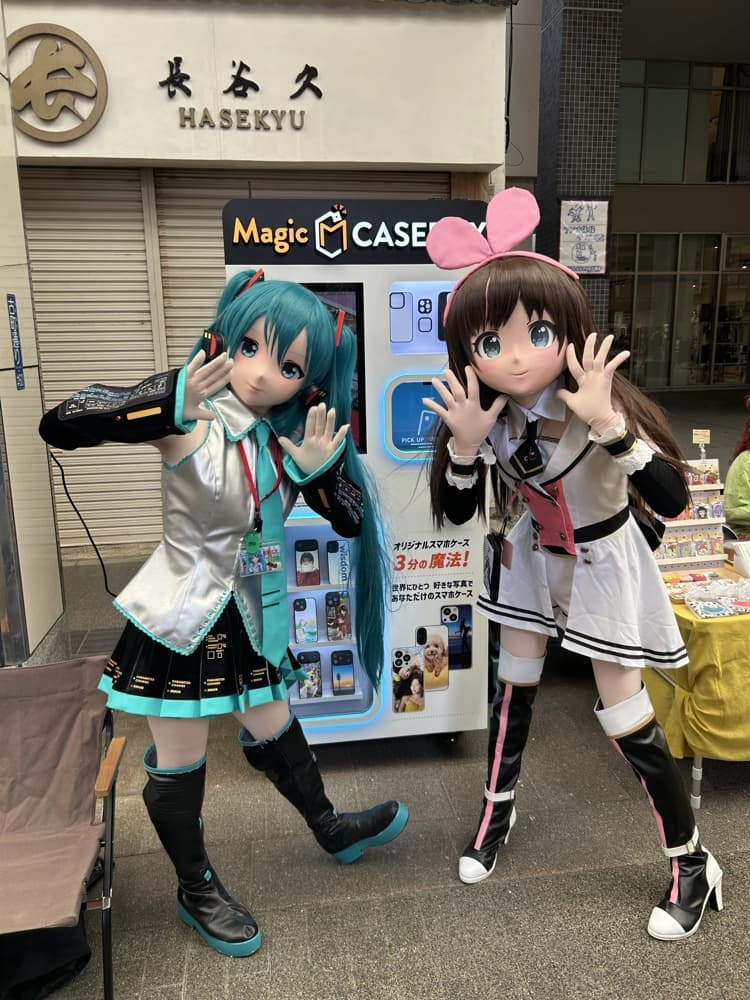 Magic CASE BOXの前でポーズをとる2人のキャラクター